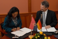  Gernot Erler bei der Unterzeichnung eines Partnerschaftsabkommens mit Angola