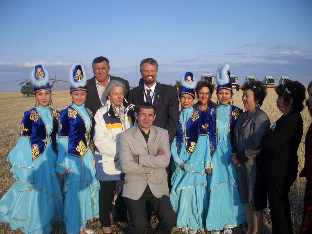 Gernot Erler in Kasachstan, umgeben von Damen in traditionellen Trachten